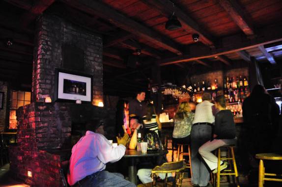 Lafitte's Blacksmith Shop, o mais tradicional bar da Bourbon Street, em New Orleans, na Louisiana, nos Estados Unidos
